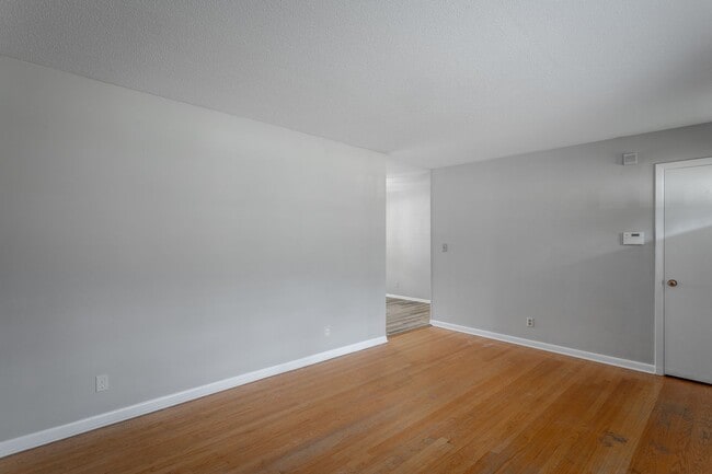 Building Photo - 3 Bedroom Home Close to All