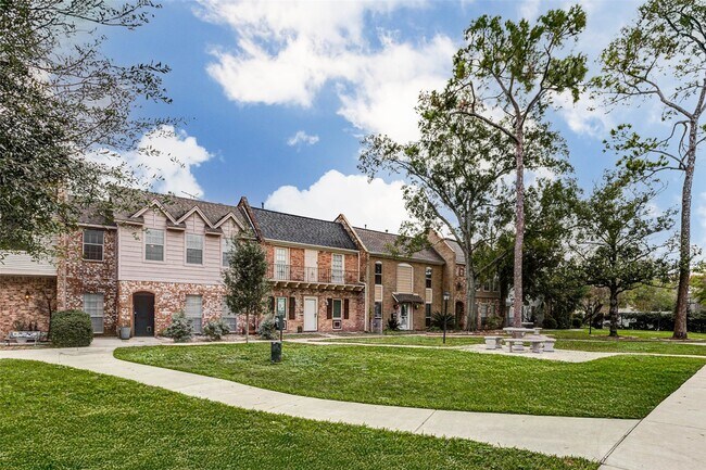 Foto del edificio - 10720 Briar Forest Dr