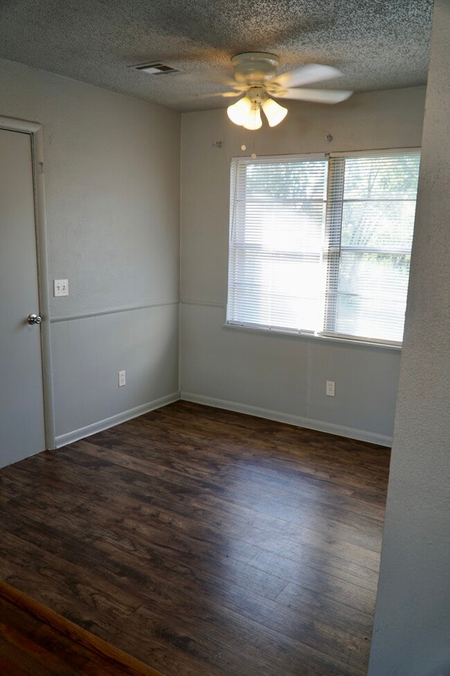 Dining - 609 General Senter Dr
