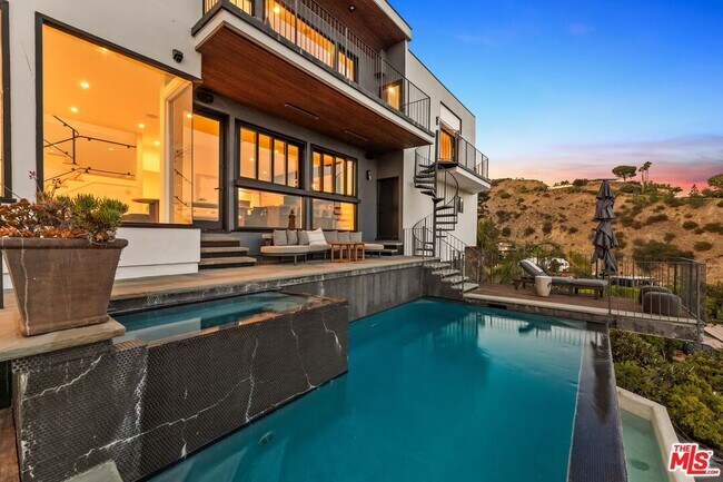 Foto del edificio - 8425 Hillside Ave