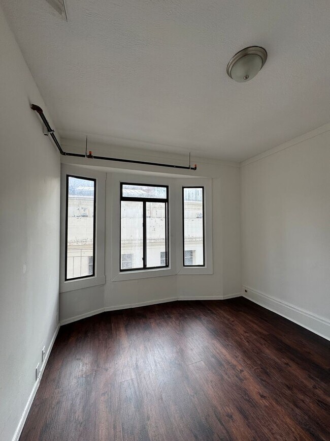 Foto del edificio - Modern Private Room with Attached Bath in ...