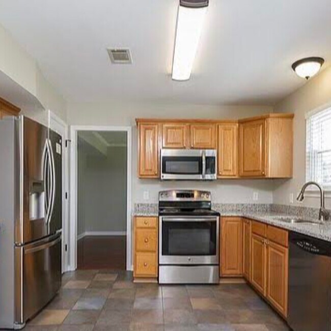 Building Photo - 725 Kingwood Dr