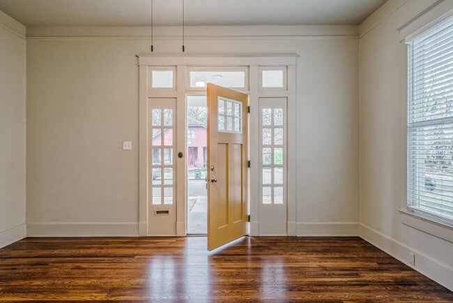 Foto del edificio - 3 bed, 1.5 bath complete renovation in the heart of Cooper Young