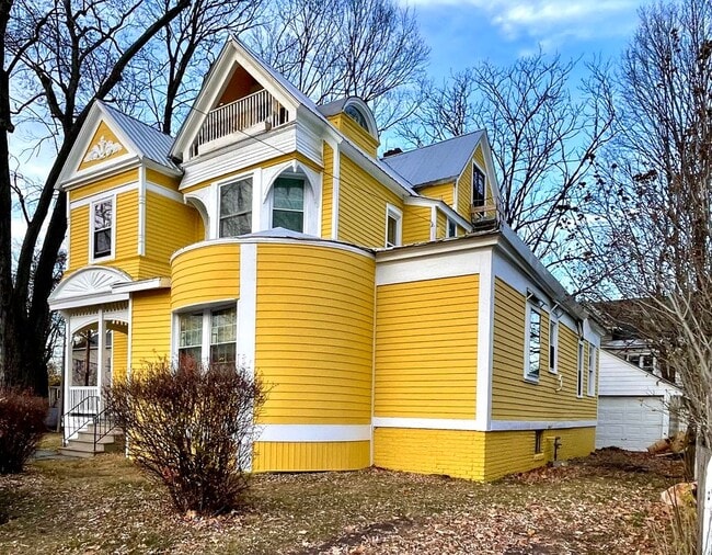 Building Photo - 25 Woodlawn Ave