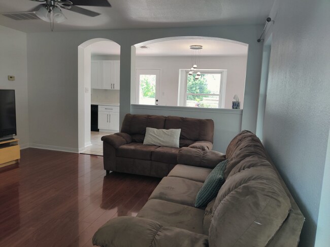 Building Photo - 1041 Stacia's Way