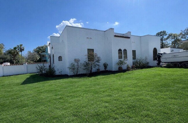 Foto del edificio - 100 year old stunning home will all modern amenities