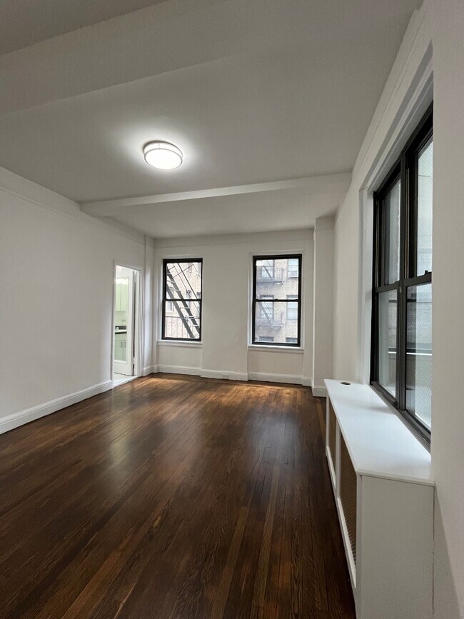 Building Photo - 140 E 46th St