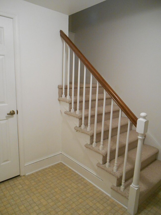Building Photo - Single Family Townhome, 2 bedrooms, 3 full...