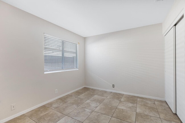 Building Photo - 302 N Hudson Pl