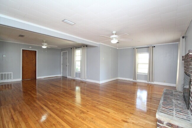 Building Photo - Molino Cottage with Hardwood Floors, Sunro...