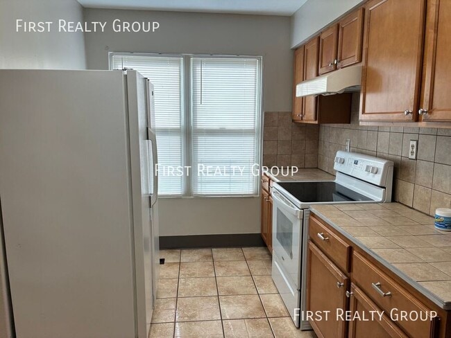 Building Photo - 909 Iola Ave