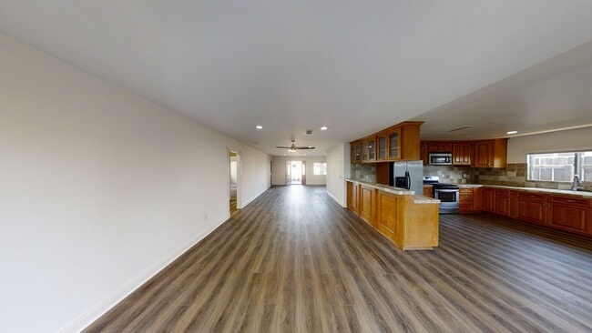 Foto del edificio - Remodeled! LARGE Living Room!
