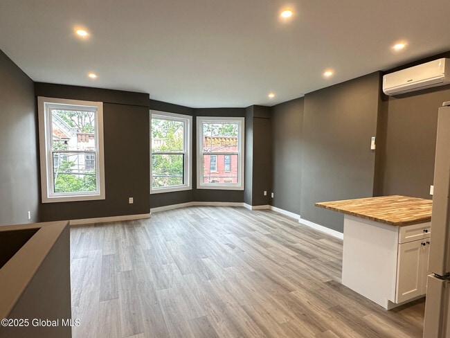 Building Photo - 154 Lark St