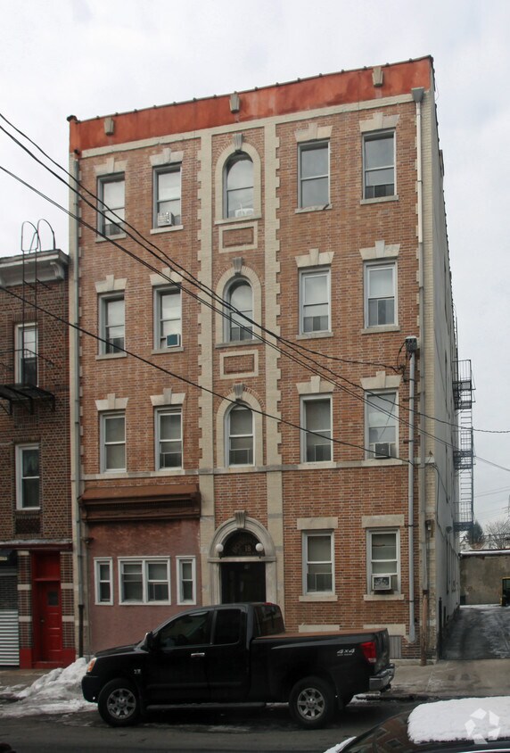 Building Photo - 18 N Bond St