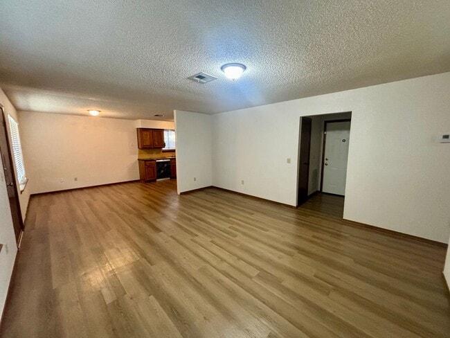 Building Photo - Charming 3 Bedroom 1.5 Bath in Midwest City