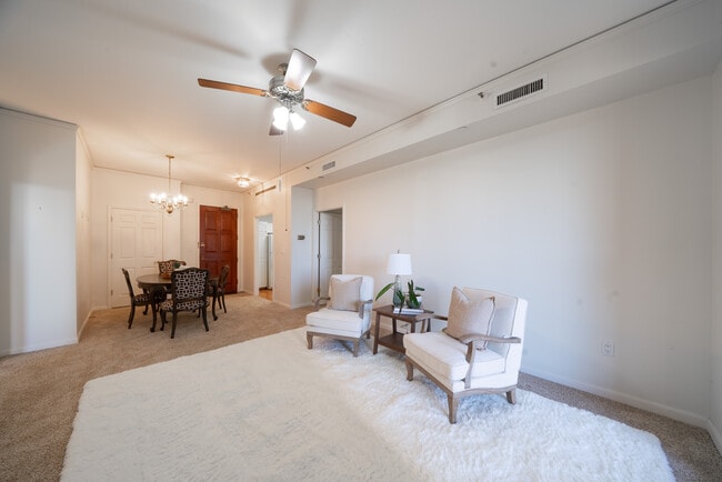 Foto del edificio - 1 Towers Park Ln