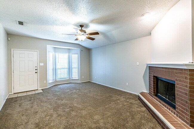 Building Photo - Half off First Full Month's rent ! Zero Deposit! /Quick Commute To Tech and Med Centers/ South Pl...