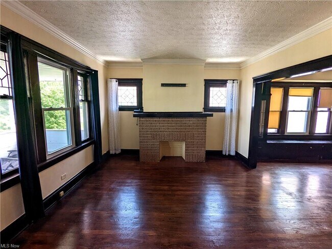Building Photo - 10605 Almira Ave