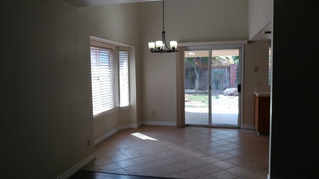 Foto del edificio - 2-Story home in NE Fresno, Clovis Unified Schools, super clean!
