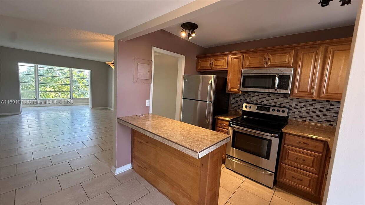 Foto principal - 8500 Sunrise Lakes Blvd