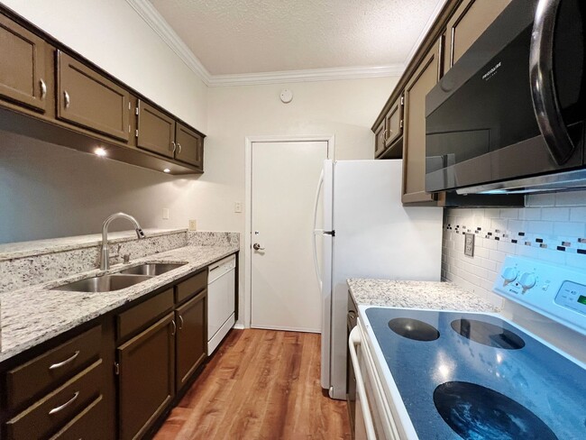 Foto del edificio - Updated 1/1/1 Condo in Dallas Ready For Mo...