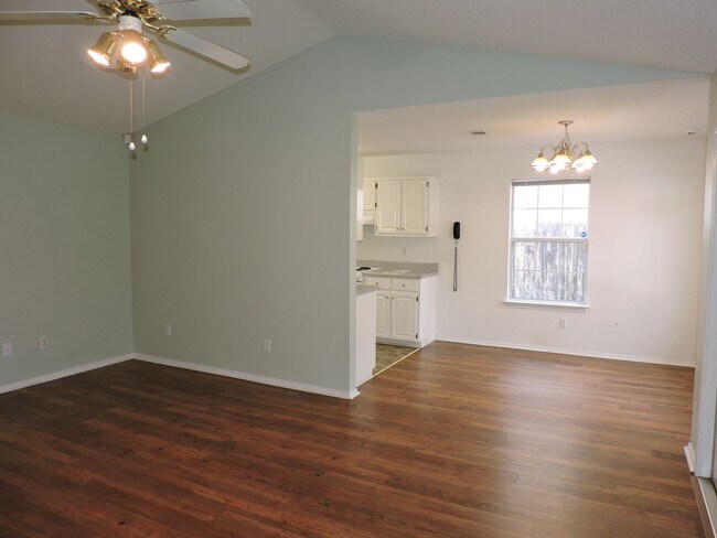 Building Photo - Convenient to interstate, shopping & hospitals!