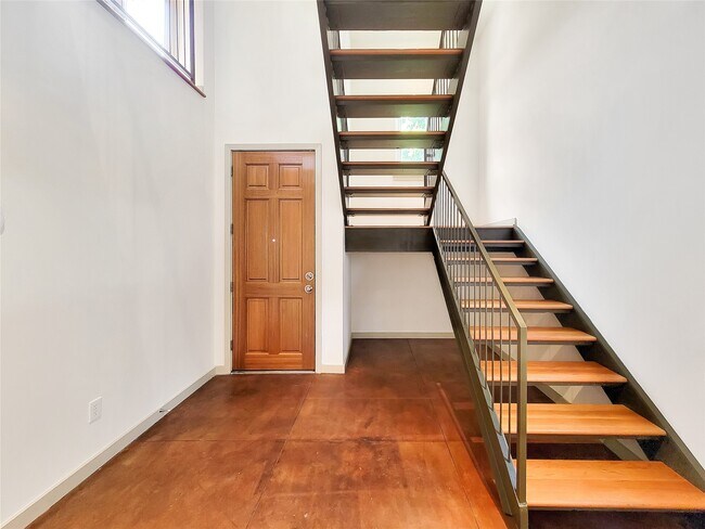 Building Photo - 321 E 20th St