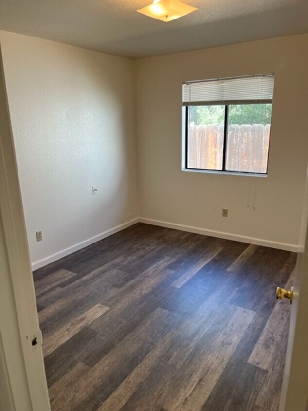 Building Photo - 2 Bedroom 1 Bath Unit COMING SOON!