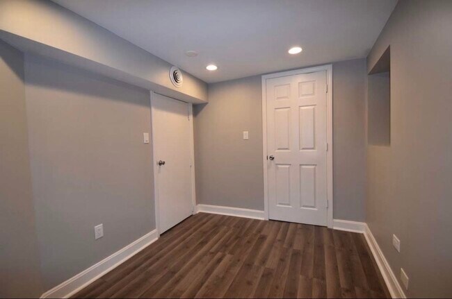 Building Photo - 938 N Leclaire Ave
