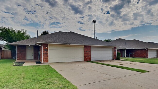 Foto del edificio - Very Nice 3 Bedroom 2 Bath Duplex in Mustang Schools