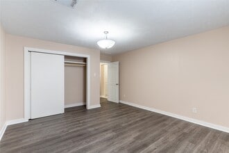 Building Photo - 305 N Live Oak St