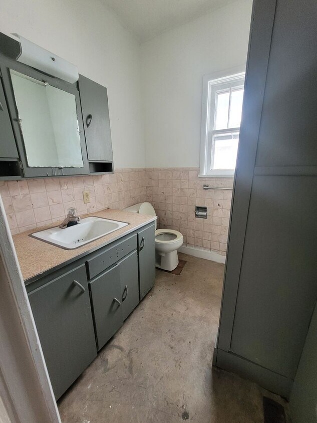 Foto principal - $825 - 3 bed 1 bath - Single Family Home