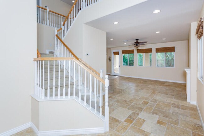 Building Photo - 163 Paseo Vista Cir