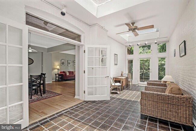 Foto del edificio - 2231 Bancroft Pl NW