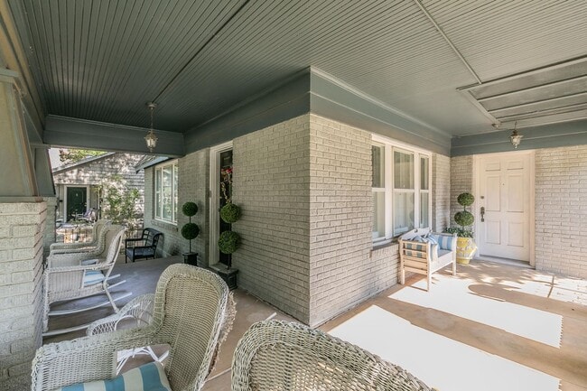 Building Photo - Charming Bungalow - Arlington Heights