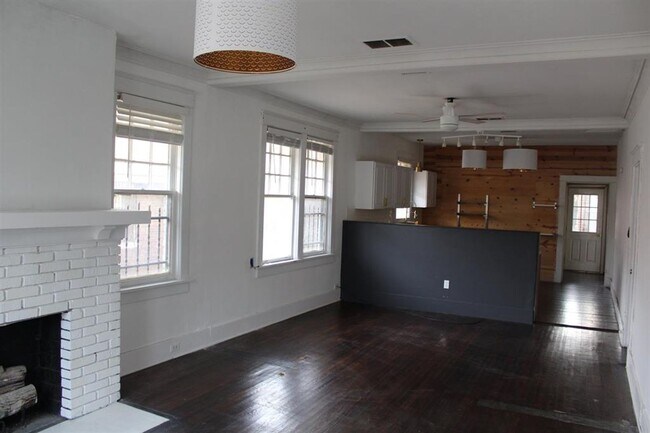 Building Photo - RENOVATED 3 Bedroom 1 bathroom home in Glenview!