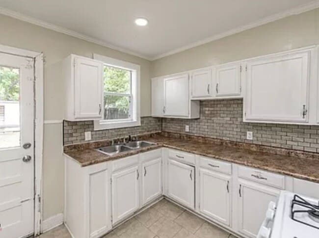 Building Photo - Check It Out!