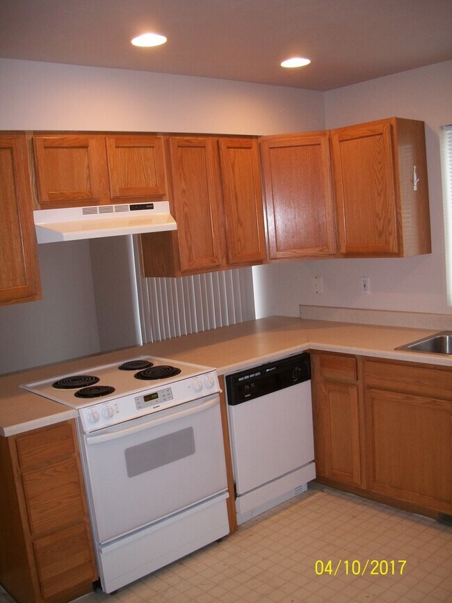 Building Photo - 3 Bedroom, 2 Bathroom duplex near -Pet Fri...