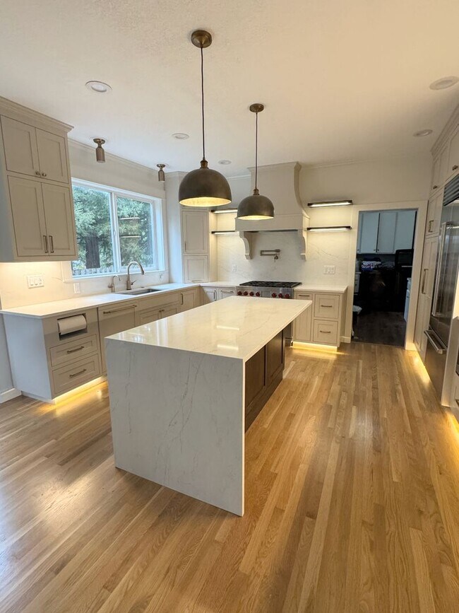 Building Photo - Beautiful West Linn 4 Bedroom Home - An En...
