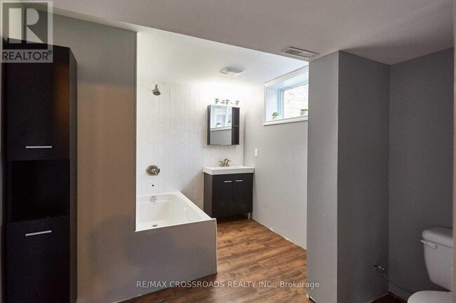 Building Photo - 904 Crocus Crescent