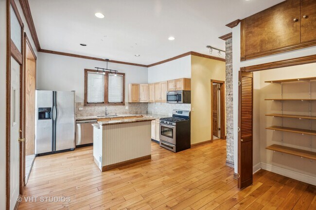 Building Photo - 3035 N Leavitt St