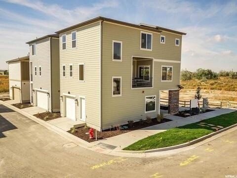 Foto del edificio - Beautiful home within walking of Station Park with HOA swimming pool.