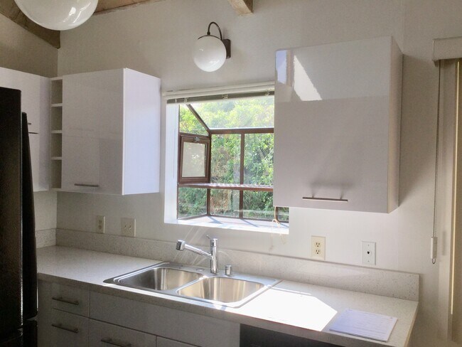 Foto del edificio - 2493 1/2 S Barrington Ave