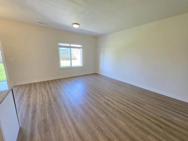 Building Photo - 996 W 600 S