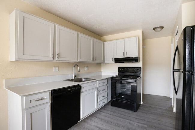 Building Photo - Straight Creek Apartments