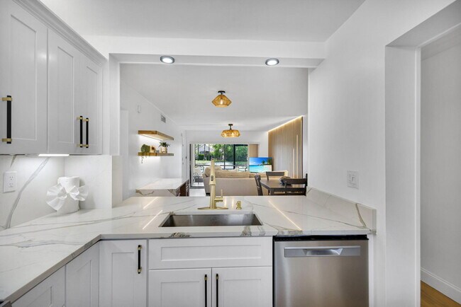 Foto del edificio - 12911 Briarlake Dr