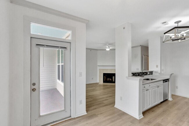 Foto del edificio - "Discover Your Dream Condo on Daniel Islan...