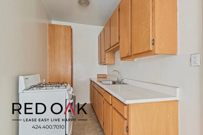 Foto del edificio - Spacious and Sunlit Walk Up Studio with a ...