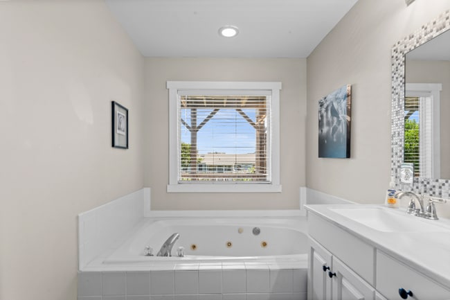 Building Photo - 5207 Emerald Dr