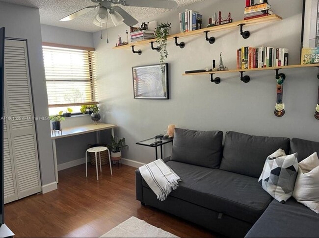 Foto del edificio - 341 W Park Dr
